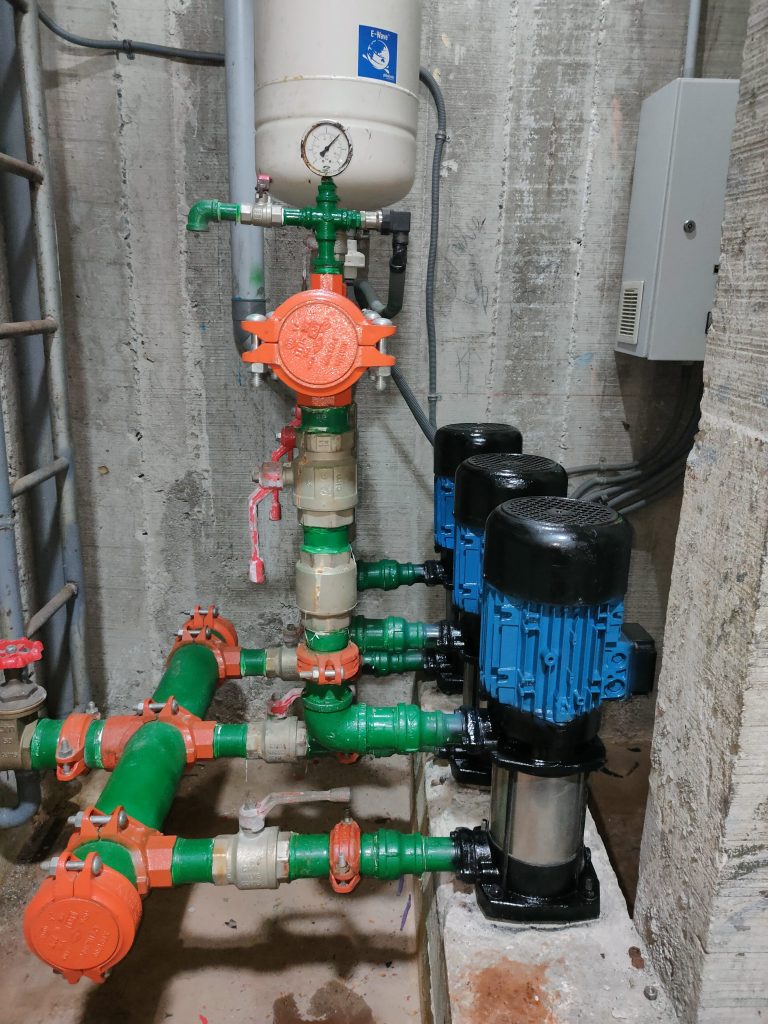 Instalación de tuberías y bombas