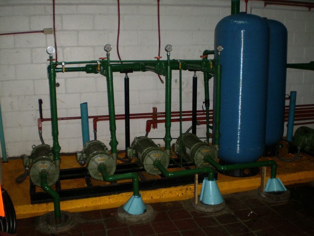 Sistema hidroneumático con bombas y tanque